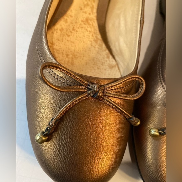 Clarks~Metallic Bronze Leather Slip-On Ballet Flat~Bow Detail~Round Tie~Size 9.5 - Picture 11 of 15